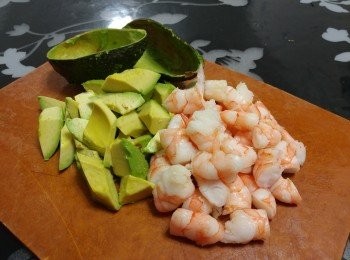 step2: 急凍熟中蝦肉解凍， 抹淨及切粒， 放雪櫃冷藏備用。 
    （如用鮮中蝦： 則煮熟後去殼， 徹底抹乾後切粒） /  將冷藏好的牛油果切粗粒