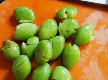 step2: 青欖介幾刀再用刀拍碎等易些出味