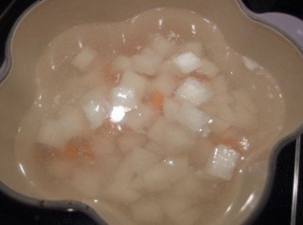 step5: 將切好的蘿蔔塊放入高湯裡燉煮至透明狀,如有新鮮的竹筍也可以添加,這樣湯頭會更鮮甜。