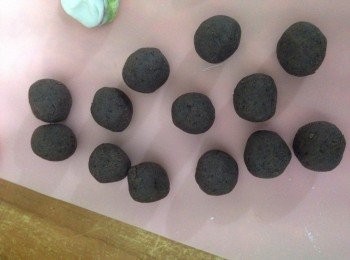 step2: 紅豆沙搓成小圓球備用。