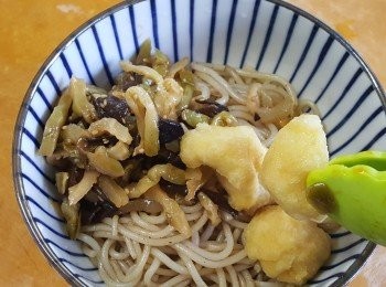 step7: 將其炸菜及豆卜放在米線上。