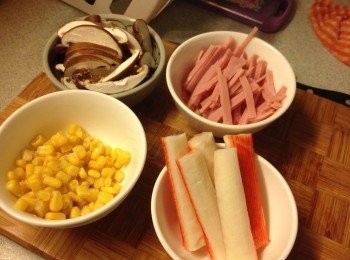 step1: 冬菇洗淨切絲，火腿蟹柳切絲備用