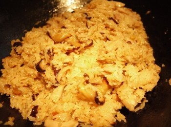 step10: 將糯米飯及醬料拌炒均勻就完成了~