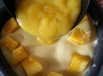 step15: 再於邊位舖上芒果肉,中間倒入60g流心芒果泥