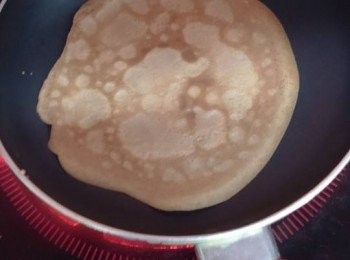 step7: 6寸平底鍋燒熱，搽少許油，倒入一勺粉漿約30g，拿起平底鍋將粉漿沿周圍攤開，小火煎至可以用瓁鏟鏟起餅皮，反轉煎另一面約30秒即可盛起，重複以上動作，直至粉漿煎完，可以煎12-14塊餅皮