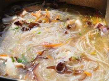 step9: 再倒入玉米粉水勾芡，加入鹽巴、胡椒粉、烏醋、香油調味