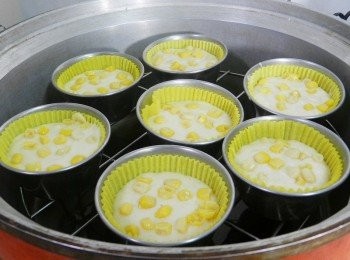 step5: 將麵糊舀入杯內約八分滿，灑上綠巨人金玉雙色玉米粒 ，電鍋外鍋一杯水蒸熟(用竹籤插入蛋糕中，如果不沾黏就是好了喔！)