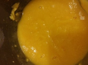 step1: 芒果雪糕食譜: 淡忌廉250g 煉奶40g 糖20g
雲呢拿油半茶匙芒果一個(我用台灣水仙,因為當造。)

做法: 將芒果攞部份切粒雪硬備用,其他打芒果蓉,淡忌廉打到微企身約七成企後,加煉奶輕微打一陣約十五秒，用大盆將芒果蓉和忌廉攪混後,再加冰硬芒果粒輕微攪下, 放入冰格後約一小時攞出刮起雪糕,鋪好後從新再雪,從覆以上動作兩次,這樣會較滑唔會變冰沙雪糕。

 注意: 食前要室溫攤下,這樣先容易刮出雪球。