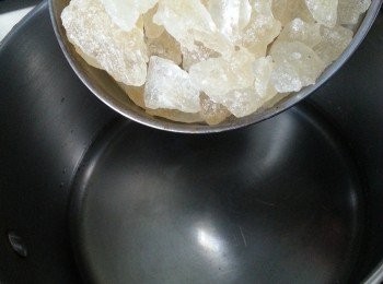 step3: 白醋加入冰糖煮溶(不要用鋁煲煮醋)待涼