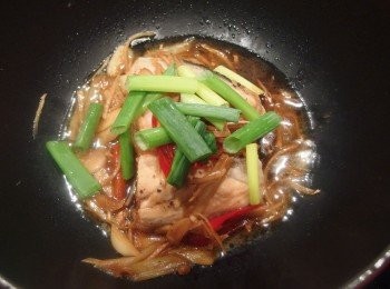 step6: 醬汁稍微收乾,最後加入青蔥段及黑胡椒粉即可熄火裝盤。