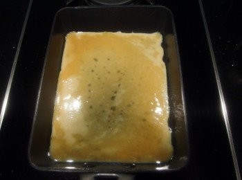 step1: 準備一個調理碗將蛋汁打散,放入<span class="group_2">調味料</span>混合,再用濾網過濾蛋汁。用油刷或餐巾紙沾薄薄一層油在鍋裡(每次放入蛋汁前都要抹上一層油)。使用中小火熱鍋完成後倒入少許蛋汁(約一大匙)。