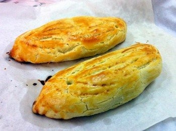 step3: 製作好的月餅從保鮮紙里取出放在烤盤上【烤盤需鋪上烘焙紙】，然後輕輕的在月餅表面畫上幾刀。