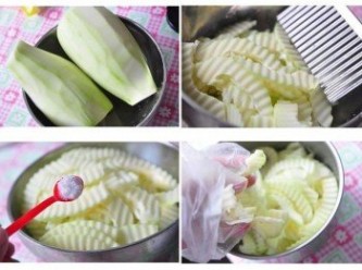 step1: 將青木瓜刨皮後切對半，將內籽挖除後，以波浪刀切成細薄片，在加入3小匙鹽巴抓捏靜置約30分鐘去除苦味與軟化，之後將水瀝乾，用少許的冷開水沖一下鹹味