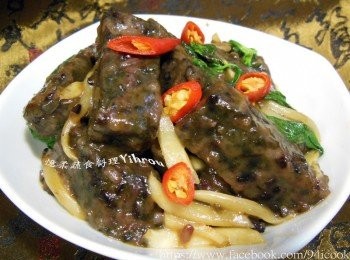 step3: 放入切好的糯米紫菜糕，蓋上鍋蓋燜一下，起鍋前加入九層塔和辣椒即可。