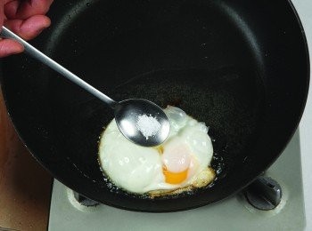 step3: 撒鹽在荷包蛋上，盛起置於盤中備用。