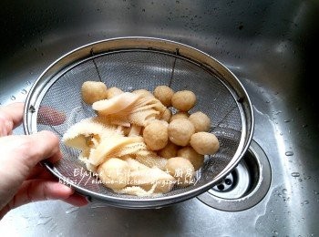 step5: 將牛栢葉切件 , 連同魚蛋用水沖一沖洗及瀝乾