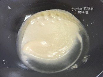 step3: 鍋中用廚房紙巾抹上薄薄的油，放入一半的麵糊，攤開成圓形，攤餅時要將鍋子持續轉圈讓麵糊平均分佈至麵糊不流動為止