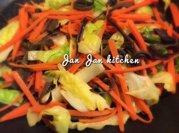step2: 其他材料切絲備用。下油爆香薑片，將蔬菜炒熟盛起備用。如覺乾，可分幾次加入少許水炒。