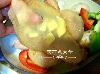 step4: 打開雞胸肉同皮之間，放入牛油，整隻雞掃上一層蜜糖，<a href="https://bit.ly/3zHU5V3" target="_blank" data-keyword="雞翼" class="guide-link"><strong>雞翼</strong></a> <span style="display:inline-block;vertical-align:middle;margin-top:-3px;color:initial;border-radius:3px;padding:2px 3px;font-size:12px;line-height:14px;background:#87d300;color:#fff;">即買</span> 尖包上錫紙以為烤焦