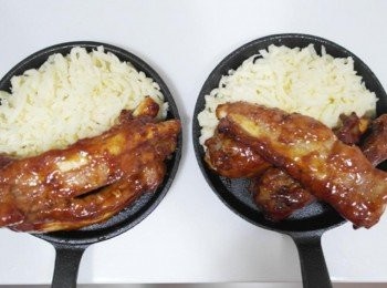 step8: 將肋排和起士一起放在烤盤上!! 放進烤箱烤約8分鐘~將起士烤到融化即完成囉:)