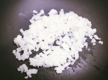 step4: 洋蔥切成小碎塊炒至變焦糖色取出。