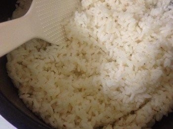 step1: 將白米煮成飯。（日本米及澳洲米較好)。然後趁熱加入鹽及芝麻油拌均，放涼後備用。