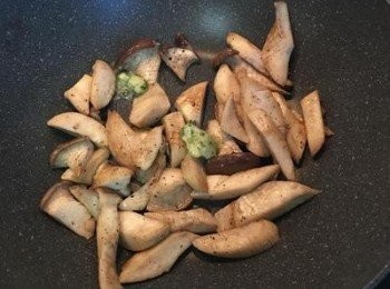 step3: 杏鮑菇上色後，放入蒜味奶油醬。 無蒜味奶油醬者請在此步驟放無鹽奶油。