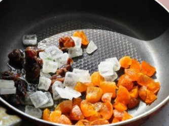 step3: 再以有機橄欖油把桔子餅、冬瓜糖、龍眼乾等放入鍋中拌炒