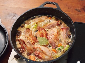 step6: 加入<span class="group_3">B</span>煮沸，鍋蓋先用廚房紙巾快速擦拭後再蓋上，將火候轉小（小火至中火），煮40分鐘左右。