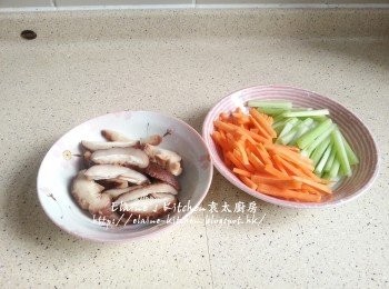 step2: 甘旬去皮切幼條 , 西芹去掉纖維切幼段 , 冬菇去蒂切片