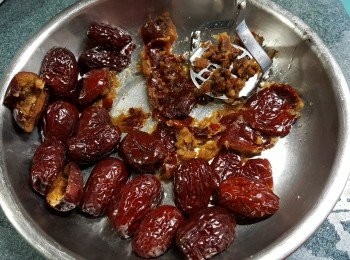 step1: (紅棗原粒約18-20粒)先將紅棗洗淨,剪開一半,去核,用大火蒸15分鐘後壓蓉