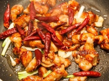 step4: 接著將乾辣椒與雞肉下鍋炒熟。