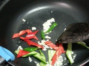 step8: 起油鑊先將蒜頭及青紅椒爆香