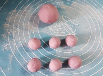 step5: 將休息了30分鐘的粉糰平均分成2份,再每一份再分開平均6粒,將6小粒的麵糰滾圓