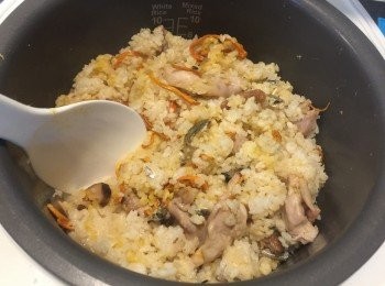 step4: 到電飯煲跳制煮好後，打開蓋，加入一湯匙麻油，將飯和料拌勻，再焗5-10分鐘。