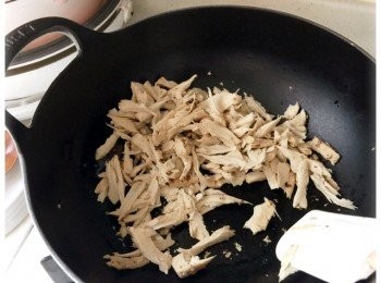 step2: 凍鑊下油，燒熱獲後，加入素雞柳，再加一點胡椒，炒香，備用。