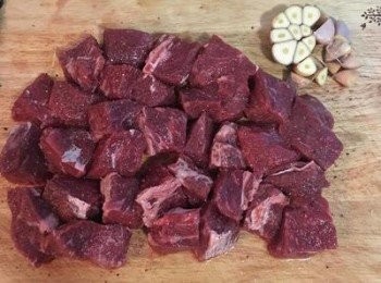 step2: 用鹽和黑胡椒粉均勻撒在牛肉上，為牛肉調味。