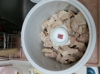 step3: 燉盅內放反轉飯碗，內放入已洗淨的冬蟲草4條，並鋪上已出水的瘦肉