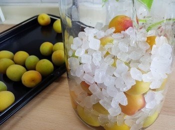 step4: 以一層梅子，一層單晶糖的方式放入瓶子內。