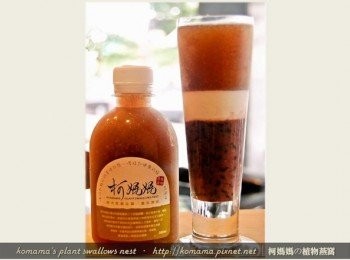 step4: 最後將已溫熱的黑木耳養生露以45度傾角方式倒入，自然就會飄浮在鮮奶上。