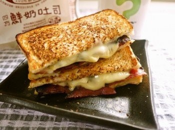 step9: 起司片有的比較鹹亦可放一片，自己斟酌，放二片是大爆漿