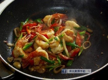 step8: 把蝦回鍋，加入青蔥兜勻，放上脆九層塔即可享用。