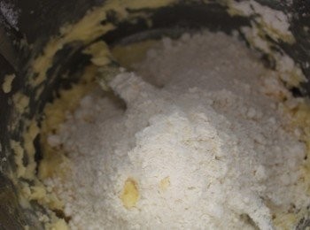 step4: 加入過篩的低筋麵粉與烘焙杏仁粉