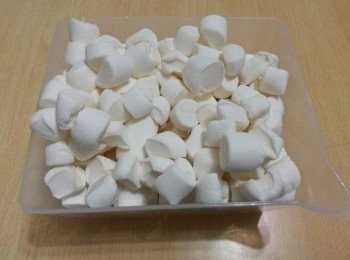 step2: 棉花糖太大顆的話，先剪成小塊。