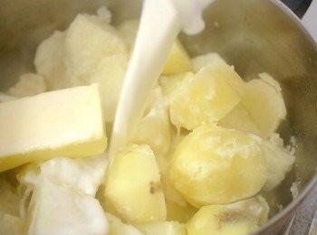 step2: 倒水, 加入牛油及牛奶再壓成蓉