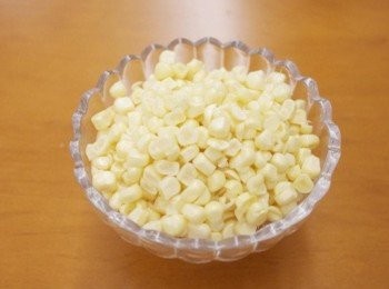 step2: 玉米洗淨後將玉米粒刨下來。