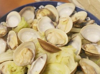 step5: 悶煮方式自然帶出高麗菜的甜香..還有蛤蠣的鮮味~~好吃!!!