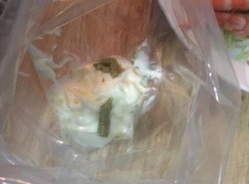 step7: 取一個夾鏈袋，放入美奶滋及適量的芥末混勻，並在其中一個袋角剪一個小洞備用。
