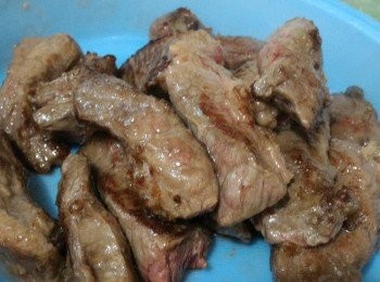 step1: 牛肋條解凍後用紹興酒醃半小時再煎香表面。