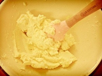 step2: 把奶油起士放置常溫後用刮刀拌勻它!!!接著倒入砂糖一起拌一拌~~